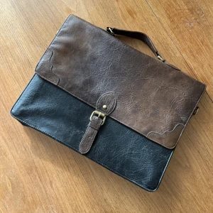 Portfölj - Asos - I princip oanvänd portfölj. Stilig i bruna färger. Den har flera fack som lämpar sig för dokument, laptop m.m. Perfekt väska för hösten ⭐️ 