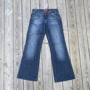 Svinsnygga Miss Sixty jeans som jag köpte i Prag till min tjej säljs pga att de tyvärr inte passade :(Modellen är ”New Tommy” och sitter loose Bootcut. Jättefint skick. Storlek 25. 