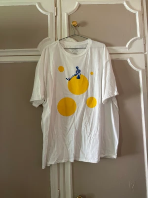 Harry Styles t-shirt - Köpt på konserten i Stockholm 2022, aldrig använt den utan bara provat den. Säljer den för att den bara ligger i garderoben 