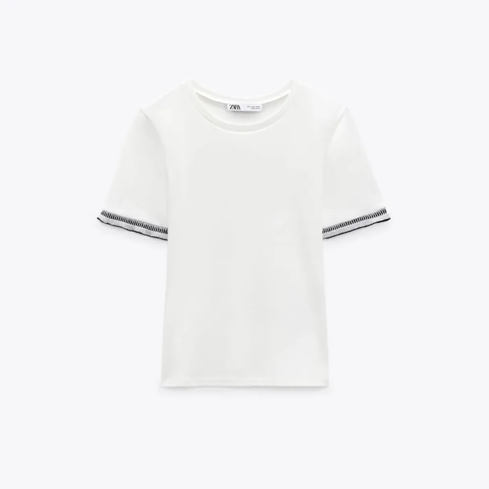 Tröja från Zara i skönt material och aldrig använd köpt för 179kr😁😍. T-shirts.