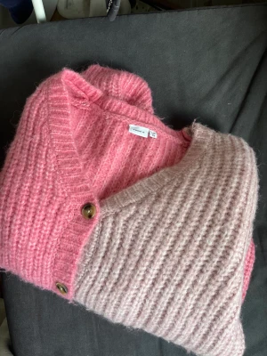 Stickad kofta  - Säljer denna sjukt coola stickade koftan. Den är super skön och mjuk. Köpt på name it, storlek 146/152💕💕