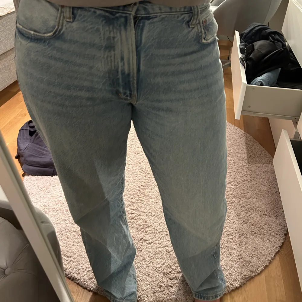 Supersnygga jeans från zara med en loose fit! Använda men i fint skick!🌸 . Jeans & Byxor.