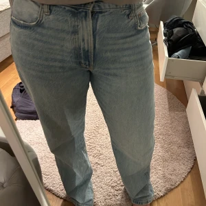 Zara jeans  - Supersnygga jeans från zara med en loose fit! Använda men i fint skick!🌸 