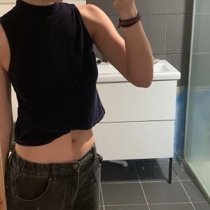 Sammet tröja  - Barnsstolek men funkar som XS också. Skriv om du är intresserad 