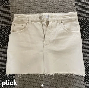 Zara jeanskjol🤍 - Säljer denna superfina beiga jeanskjolen från zara då den tyvärr inte passar mig längre. Kjolen är i toppskick då den enbart använts ett fåtal gånger. Jag skulle säga att kjolen är liten i storleken vilket kan vara bra att tänka på🤍