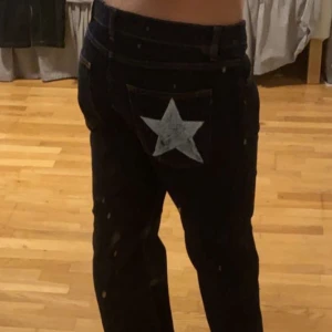 Jeans  - Marin blåa jeans med blått stjärna på en ficka osäkert vad innerbennslängd är ?