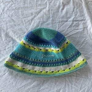 Virkad hatt från Ganni - Säljer denna fina då den inte kommer till användning! Köptes för ungefär en månad sen och har använts en gång. Nypris: 1195kr