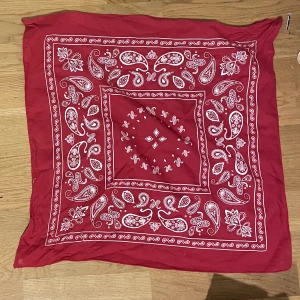 Röd sjal - En röd sjal eller duk🌹💗