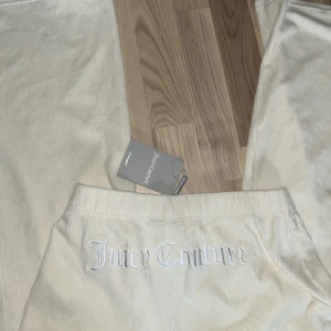 Juicy ribbade byxor  - Unika byxor i ribbat samet liknande material. Helt oanvända! Ny pris ca 900