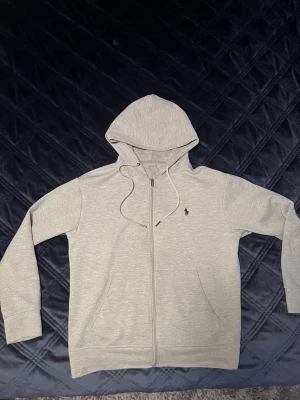 Polo Ralph Lauren zip up hoodie - Knappt använt och det är storlek S. Polo zip up