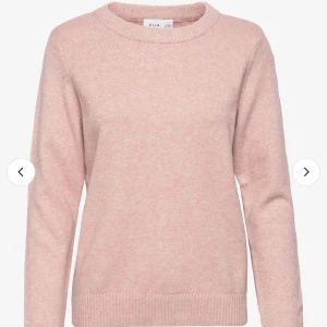 Ljusrosa stickad tröja, Vila - Hej! Säljer en ljusrosa stickad tröja från Vila i storlek S. Knappt använd, väldigt skön. Nypris 329kr, jag säljer för 139kr+frakt💕💕