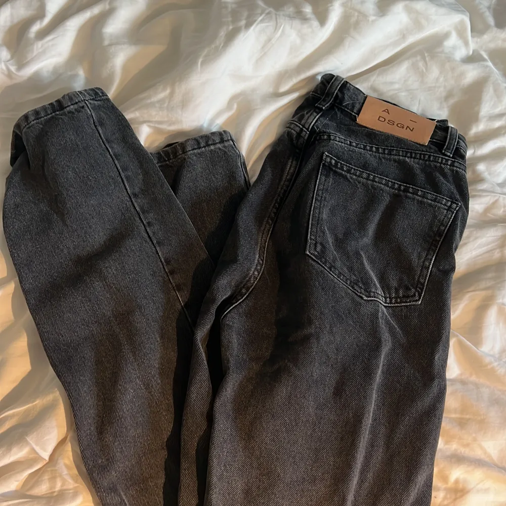 Använd ett fåtal gånger, som nya. Är för små för mig, men satt väldigt i bra längden och passformen ✨jag är 169 cm . Jeans & Byxor.