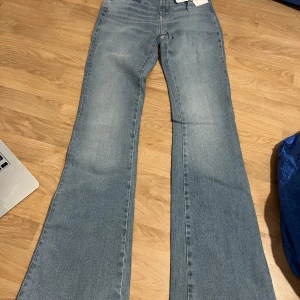 Bootcut jeans från ZARA  - Bootcut jeans. Helt nya, prislapp fortfarande kvar. Lite stretch. Långa i benen. 