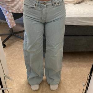 Mid wide jeans från Junkyard. Storlek: 25. Har en 2st blekningfläckar på vänstra sidan