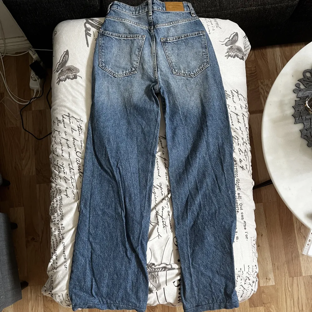 Blåa högmidjade jeans i storlek 32 från Gina. Använda men i gott skick. . Jeans & Byxor.