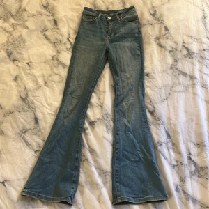 Trendiga snygga jeans💗 - Jag säljer mina URSNYGGA jeans tyvärr kommer dom inte till användning längre.  Använd 2-3 gånger köpt för 599