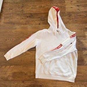 Alpha industries - Säljer en alpha industries hoddie som inte används längre i storlek S/M