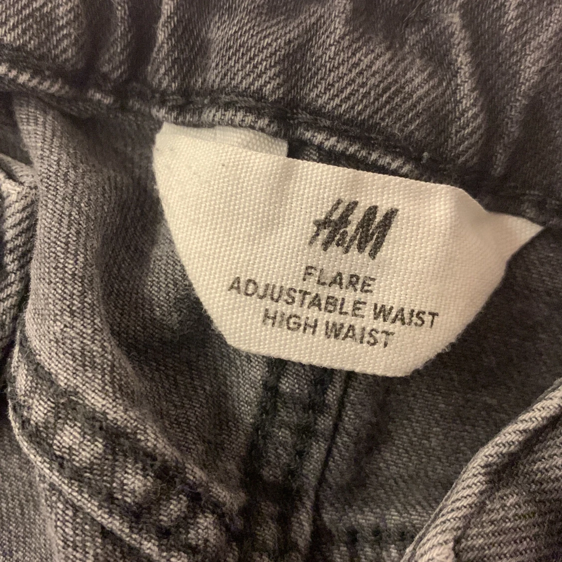 Högmidjande svarta jeans  - 91