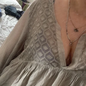 grå blus  - Grå blus top lite genomskinlig vid detaljen på brösten. För stor för mig så den är endast provad.