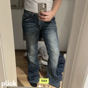 Jeans - Så fina lågmidjade jeans som jag köpte här på Plick (gamla ägarens bilder). Dock var dem alldeles för små för mig så är tvungen att sälja vidare. Skriv vid frågor:)