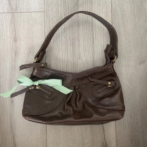 Väska  - Säljer en gullig väska. Fint skick och köpare står för frakt💗