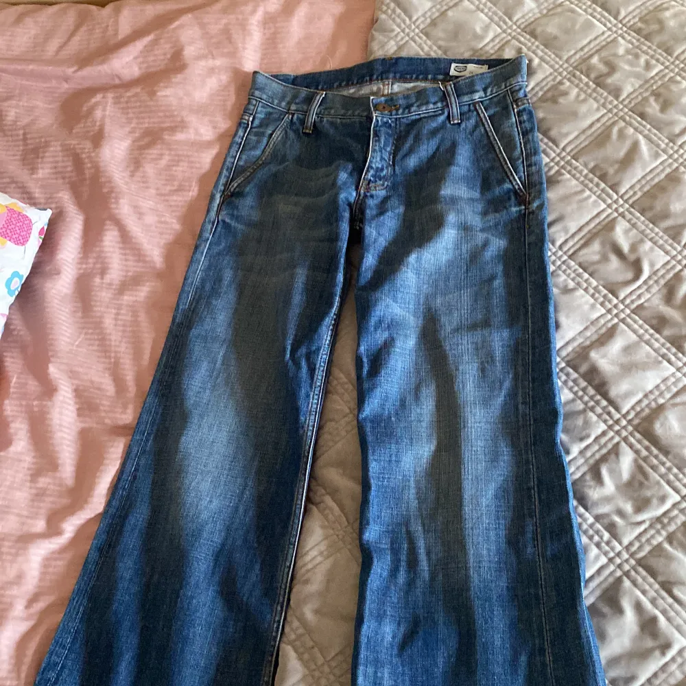 Ett par jätte snygga low waist byxor som bara har används ett fåtal gånger men ser helt ny ut och är i ett bra skick🥰 väldigt bekväma!!. Farkut & Housut.
