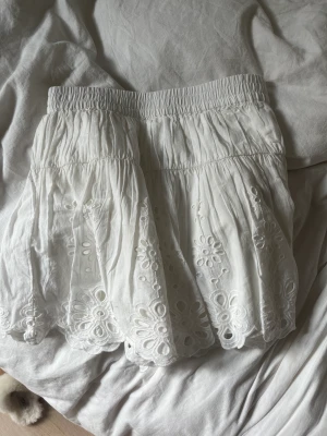 vit kjol - gullig kjol från zara, passar mig som är 164 cm. 🩷helt oanvänd!