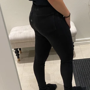 Jeans - Svarta jeans som är stretchiga och lyfter rumpan jättefint. Storlek S. Pris går att diskuteras
