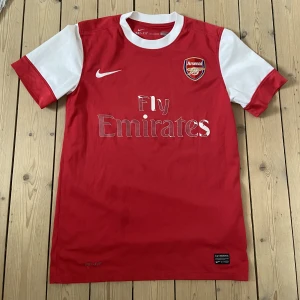 Arsenal tröja  - Retro arsenaltröja i storlek S, sitter som en liten M. Sponsorn tyvärr borttvättad men annars kanonskick