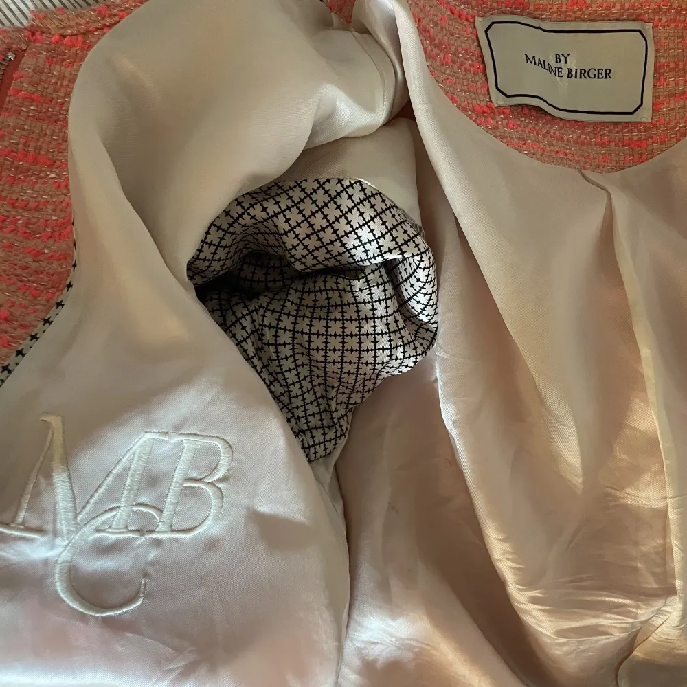 Säljer denna as snygga jacka från by malene Birger!! Köpt för 1200 på rea❤️ jätte fint skick!! Pris kan diskuteras. Takit.