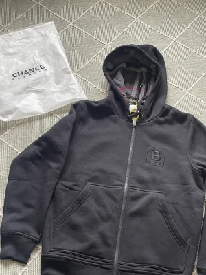 Burberry zip hoodie  - Säljer tröjan för jag inte använder den.  Skick 10/10 aldrig använd 