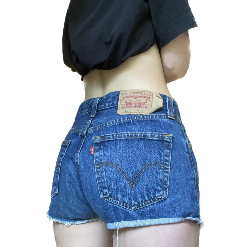 Sjukt snygga levis jeansshorts i modell 501! Passar XS-S! Säljer då de aldrig använts 💕. Shorts.