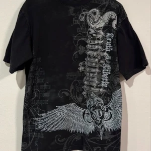 **SÖKER** en affliction/southpole/tapout Tshirt/tröja  - **SÖKER** en äkta affliction shirt i storlek S-M-L för 300-400kr🙏🏻Hälst svart/grå men röd funkar oxå