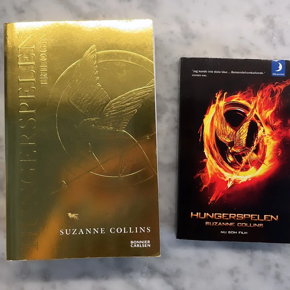 2 stycken Hunger games böcker i fint skick. Den till vänster är hela triologin och säljs för 125 kr. Den till höger är första boken och säljs för 45 kr.. Övrigt.