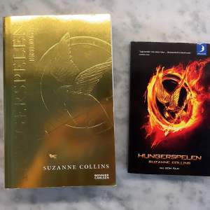 2 stycken Hunger games böcker i fint skick. Den till vänster är hela triologin och säljs för 125 kr. Den till höger är första boken och säljs för 45 kr.