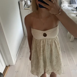 Zara klänning  - Jättefin klänning från zara. Använd några få gånger, säljs då den inte kommer till användning💗