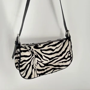 Trendig handväska zebra - Jättefin väska i nyskick!