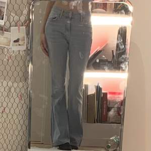 Lågmidjade jeans från Ginatricot. Säljer dem för de är lite för korta och lite för loose på vissa ställen.