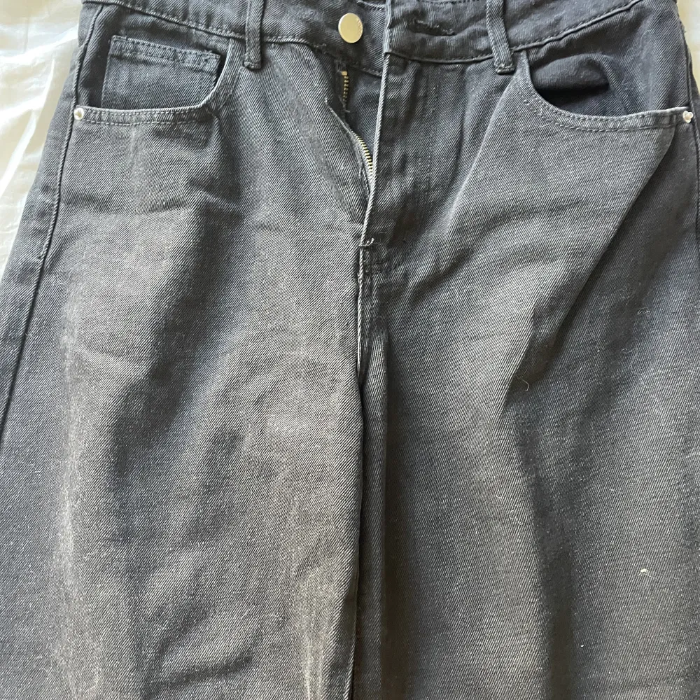 Svarta jeans som aldrig använts. Bra kvalitet. Tröjan säljs också i en annan annons. (Tröjan är nu såld). Jeans & Byxor.