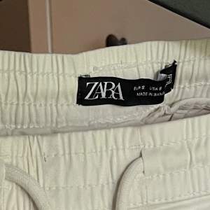 Vita shorts från Zara i storlek S