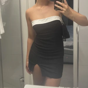 Klänning svart randig - 💓Svart randig klänning från NAKD i storlek 38. Använd 1 gång💓