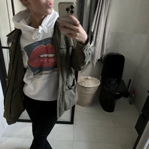 Hoodie  - Hej, jag säljer min hoodie då jag slutat använda den. Original pris 600kr. Skriv för mer bilder eller om du har någon fråga!