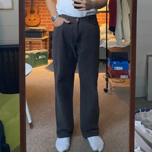 Samling golden series byxor  - Fräna bruna jeanstyg byxor i näst intill perfekt skick. Köpta secondhand på humana men kommer inte ritkgit till användning