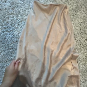 Satinkjol xs-s - Aldrig använt  Champagnefärgad jättefin färg  Satinkjol lång 