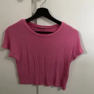En rosa Croppad T-shirt från Zara.