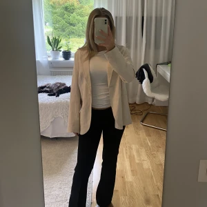 Linne kavaj - Nästan oanvänd beige linnekavaj från h&m i storlek xs. Endast använd en gång💕Orginalpris 500kr.
