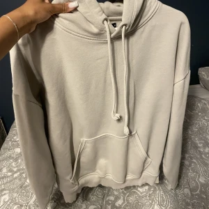 Beige hoodie  - Hoodie från bikbok super skön o sitter bra inga defekter skriv ifall fler bilder önskas 🤍