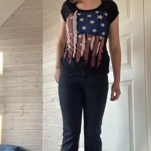 Skit cool t-shirt - Jätte cool t-shirt med flagga på, oanvänd men köpt på secondhand🫶🏻kontakta vid minsta fråga