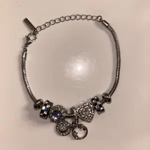 Pandora liknade armband silver med blåa detaljer , köpt för 180kr