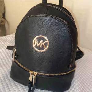 Fin fake MK ryggsäck, liten men man får plats med mycket till och med skor och kläder, fin som skolväska och används inte längre 🫶🏻